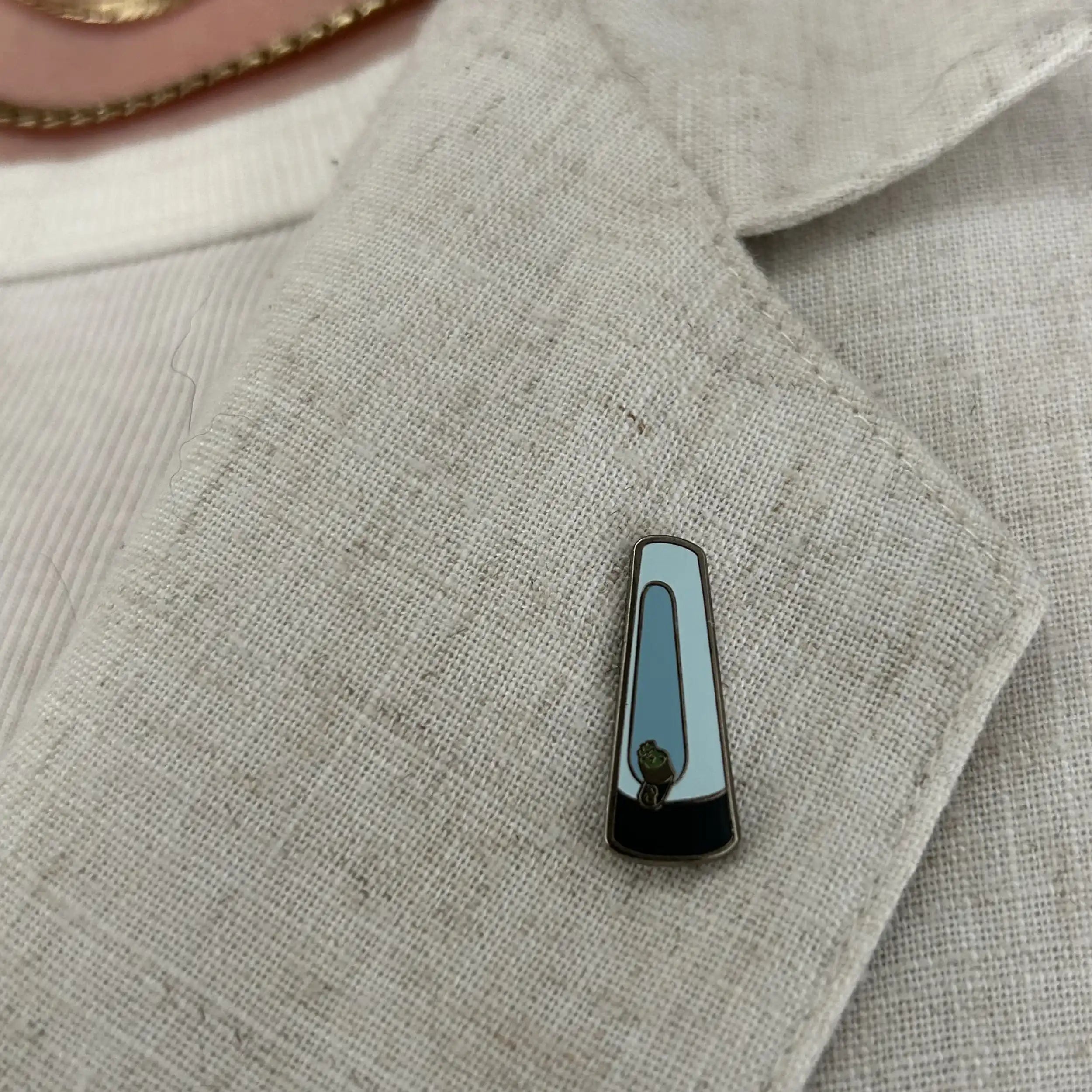 Capture the essence of sophistication with the Session Goods Charcoal Bong Enamel Pin – a wearable work of art.