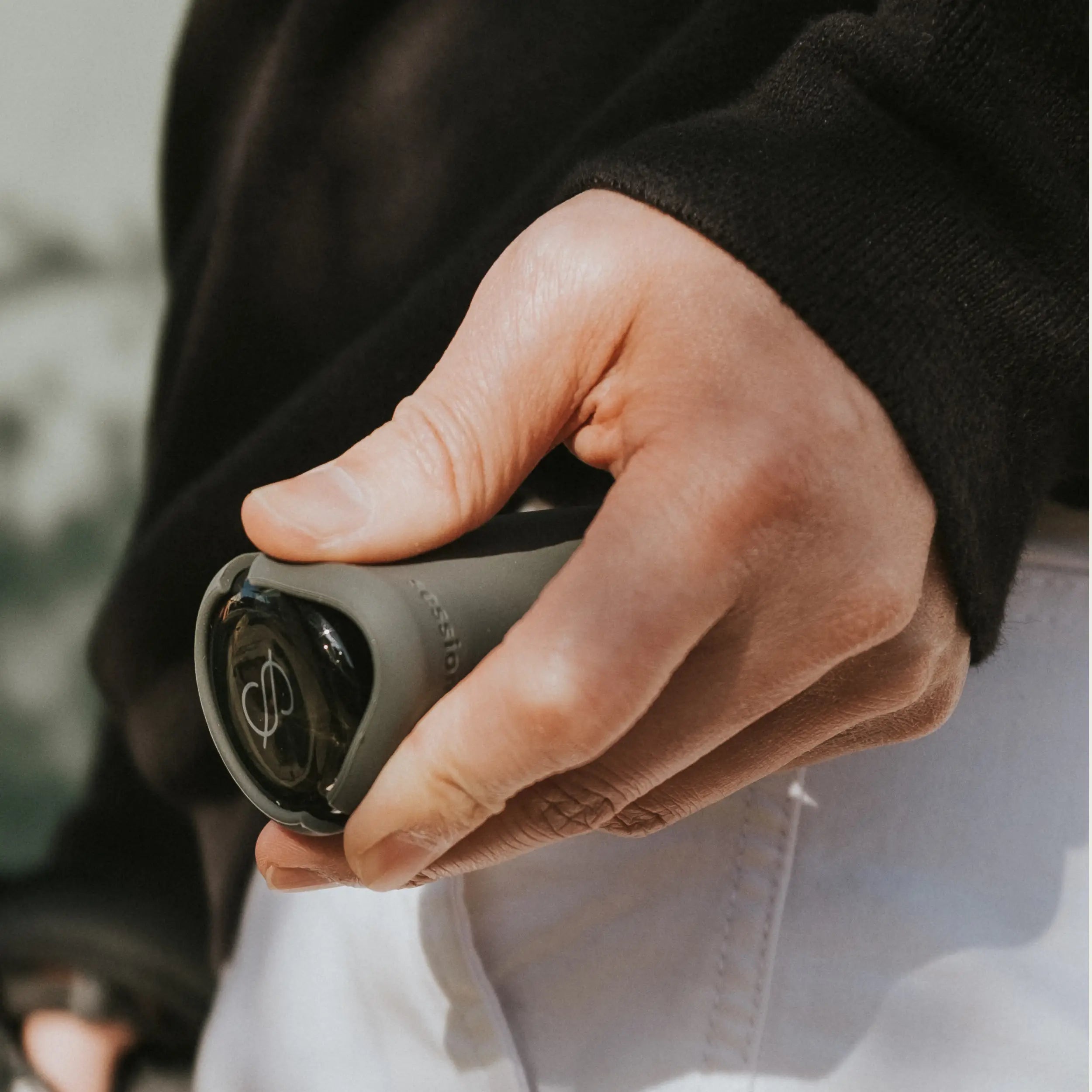 Sleek Session Pipe for On-the-Go Smoking Experiences