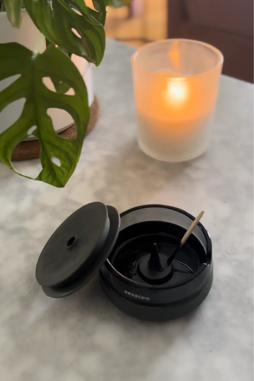 Session testimonial — "The lid is tight fitting and keeps the ash and smell locked in and the debowler is very convenient. I was very impressed with the quality and plan to have this for years."