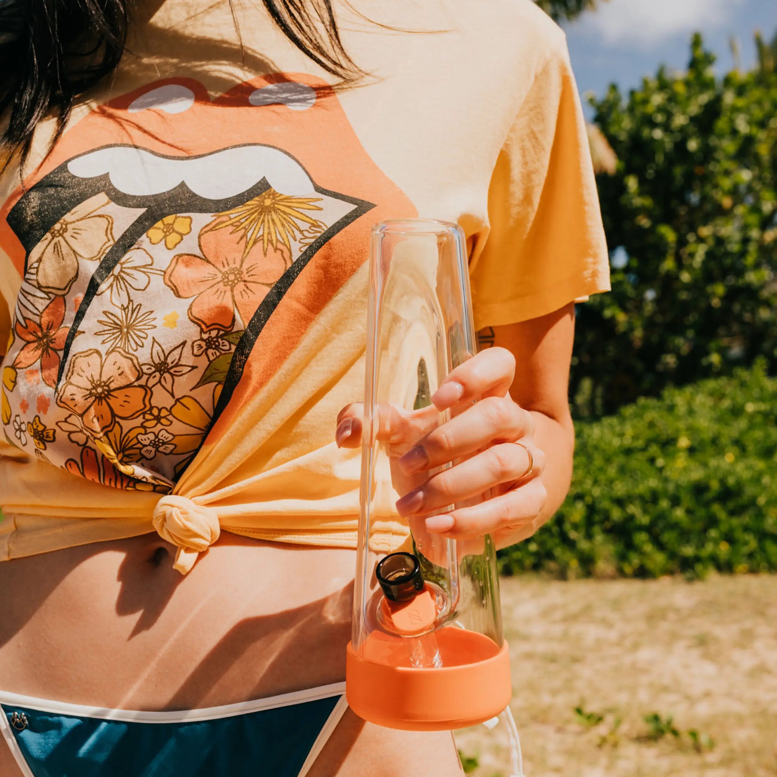 Session's Horizon Orange Bong - A Pop of Color in Relaxation.