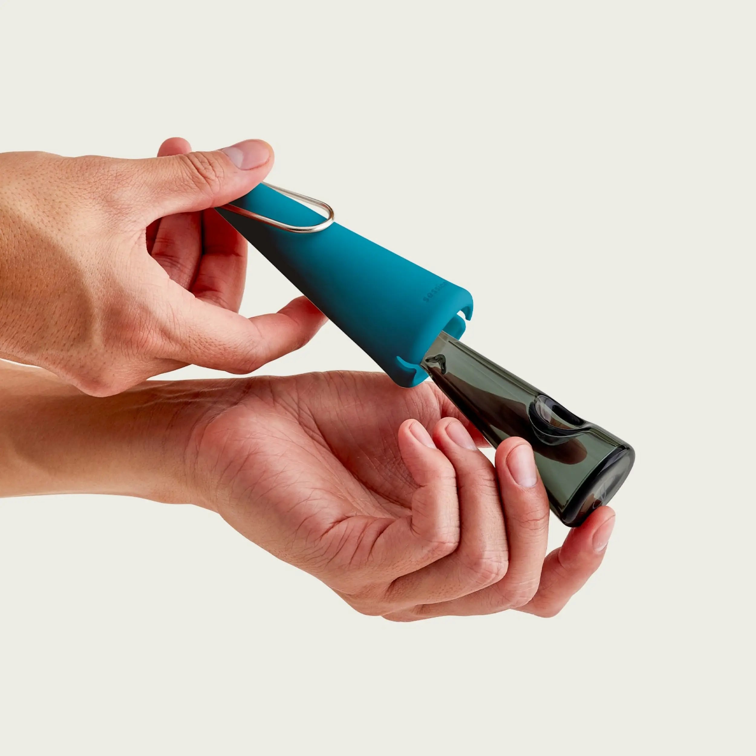 Session's Dream Blue Portable Pipe: Stylish Convenience at Your Fingertips