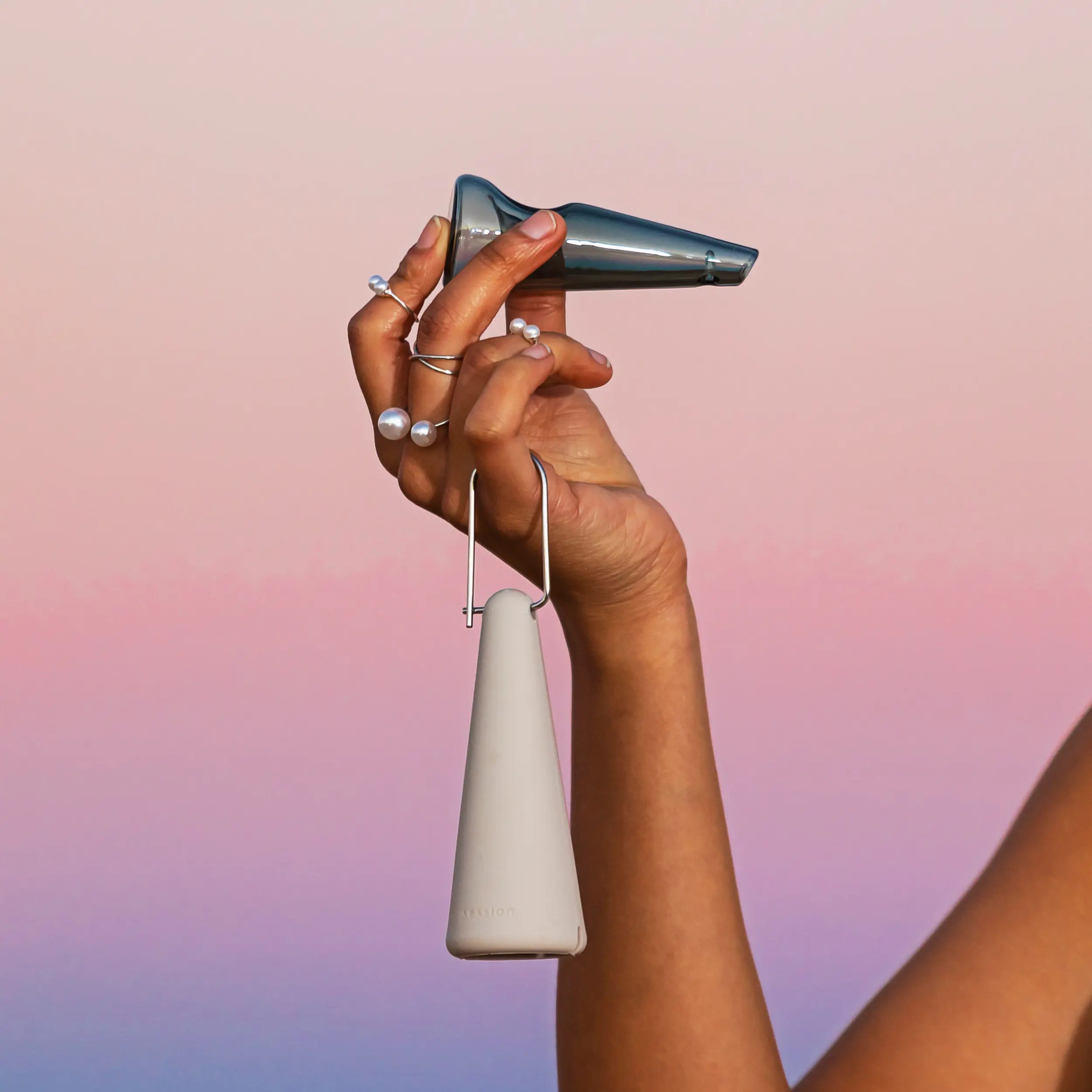 Under the moonlight, enjoy your favorite blends with our sophisticated pipe. The perfect companion for quiet evenings and shared sessions.